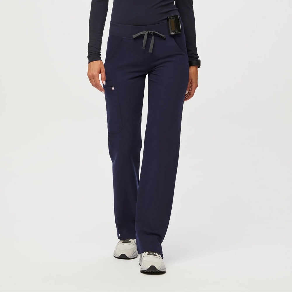 FIGS WOMEN’s Navy Kade™ - Petite Cargo Scrub Pants